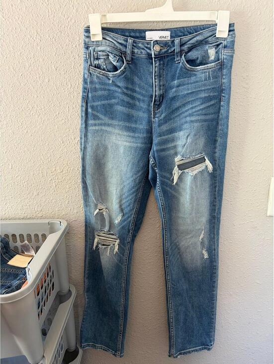 Denim - Vervet straight jeans size 27. Inseam is 29in